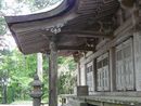 大山寺阿弥陀堂正面向拝とその前に置かれた石燈篭