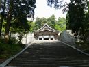 大神山神社奥宮石垣の隙間から見える社殿