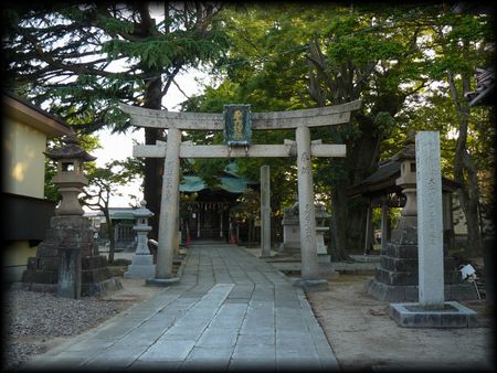 聖神社参道に設けらた大鳥居と石造社号標と石燈篭