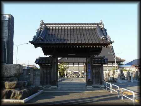 景福寺境内正面に設けられた山門を撮影した画像