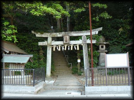 大野見宿弥命神社境内正面に設けられた鳥居の手水舎と石燈籠