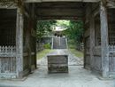樗谿神社神社山門（随身門）から見た境内と賽銭箱