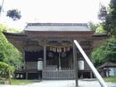 樗谿神社拝殿正面に吊り下げられた提灯と神前幕には徳川家の家紋である三つ葉葵