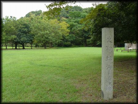 ���s��ՂɌ������ꂽ�Β��ē�