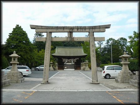 勝田神社境内正面に設けられた大鳥居と石燈篭の画像