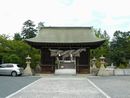 勝田神社参道から見た随身門と石燈篭の写真