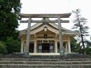 勝田神社石段の鳥居越に見える拝殿