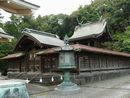 勝田神社本殿を囲んでいる中門と透塀、その前の銅製燈篭